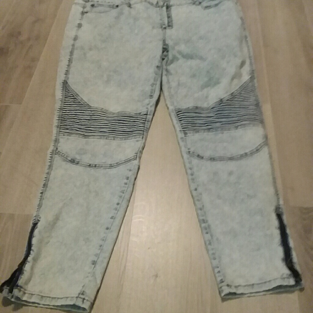 Acid wash jean with side ankle zip and knee detail